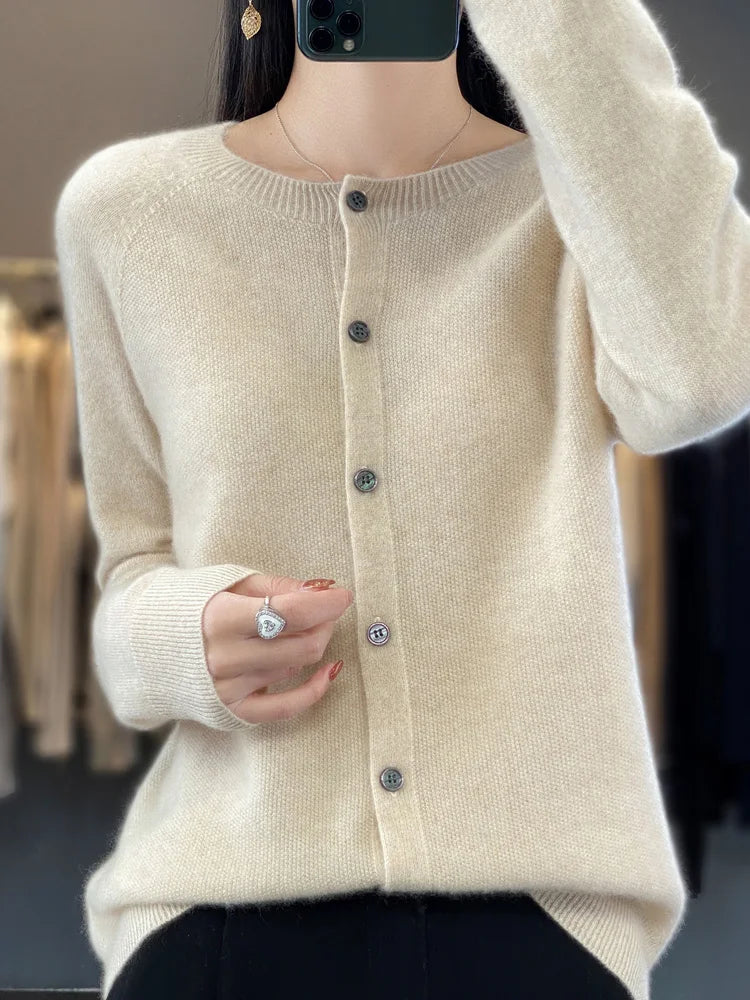 Strickjacke mit Knopfleiste und Rundhals – feiner Cardigan