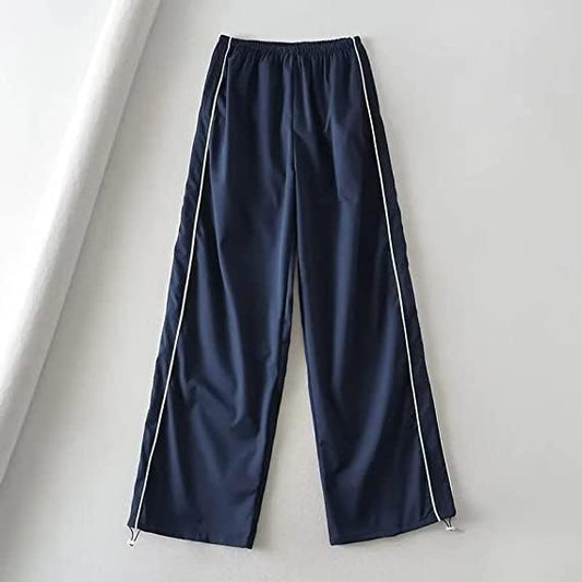 Lässige Sporthose mit weitem Bein och stilvollen weißen Kontraststreifen