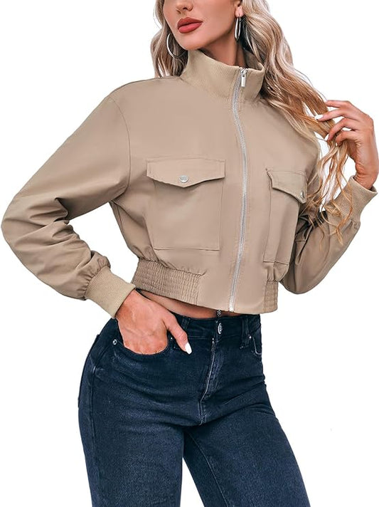 Moderne Kurzjacke mit Reißverschluss, Stehkragen und praktischen aufgesetzten Taschen