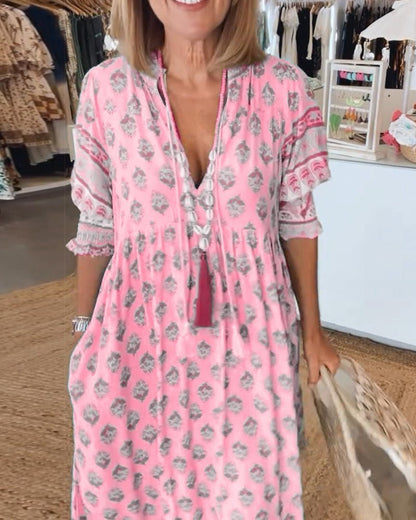 Kleid mit Blumenmuster und V-Ausschnitt – fließendes Sommerkleid