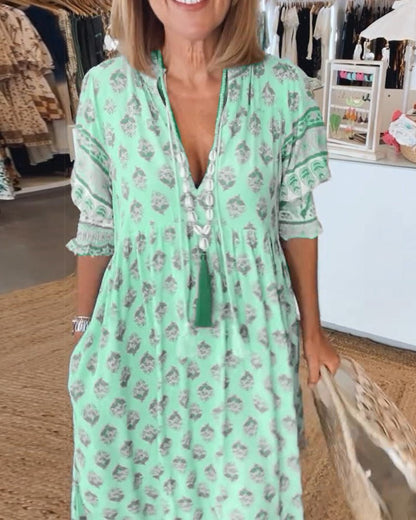 Kleid mit Blumenmuster und V-Ausschnitt – fließendes Sommerkleid