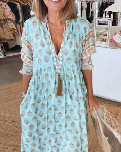 Kleid mit Blumenmuster und V-Ausschnitt – fließendes Sommerkleid