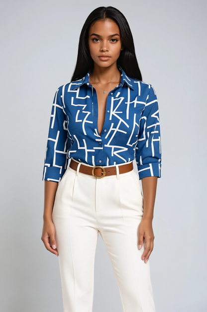 Grafikdruck-Bluse Damen aus Polyester mit geometrischem Muster in Blau – Knopfleiste, Vorderansicht