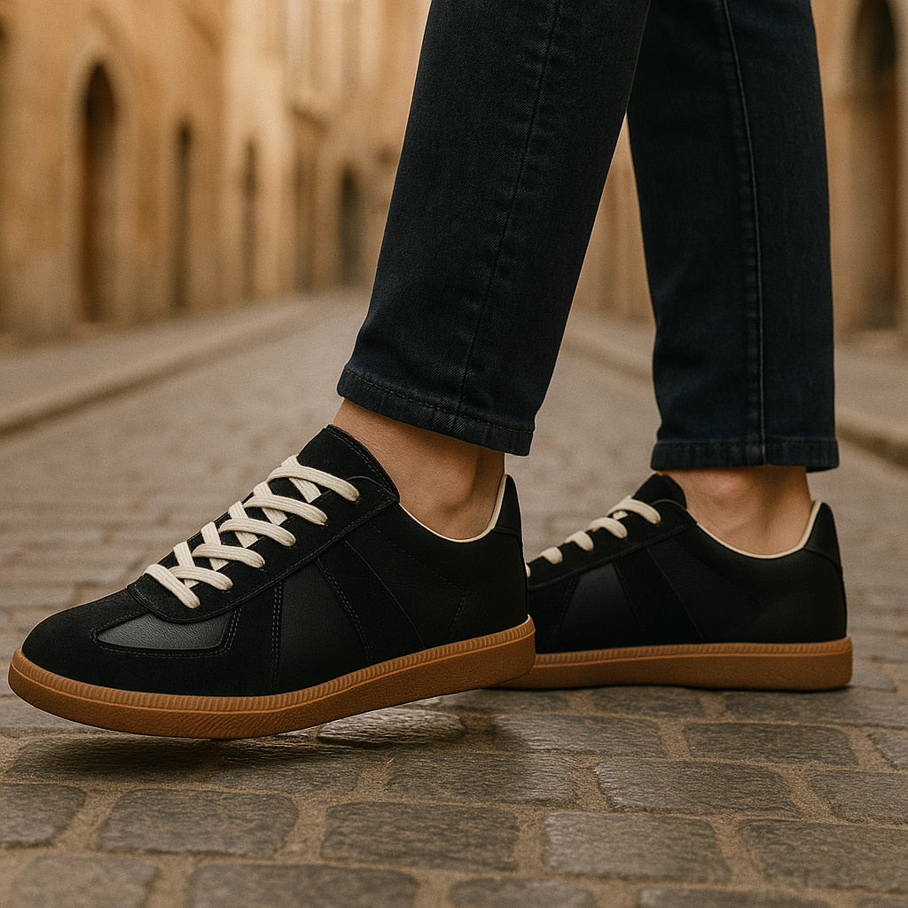 Schnürsneaker aus Kunstleder – klassische Sneaker mit rutschfester Sohle