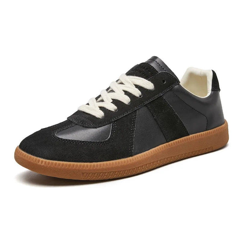 Schnürsneaker aus Kunstleder – klassische Sneaker mit rutschfester Sohle