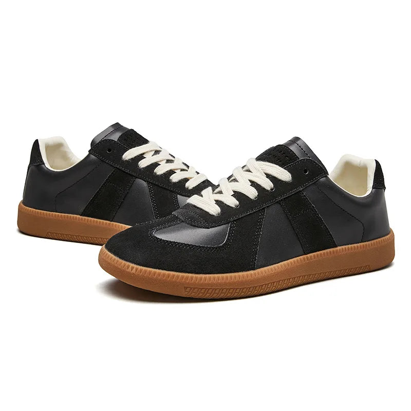 Schnürsneaker aus Kunstleder – klassische Sneaker mit rutschfester Sohle