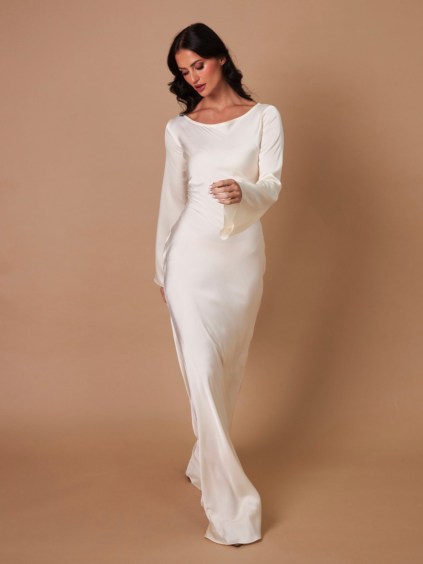 Langärmliges Maxikleid aus Satin – elegantes Kleid mit A-Linie