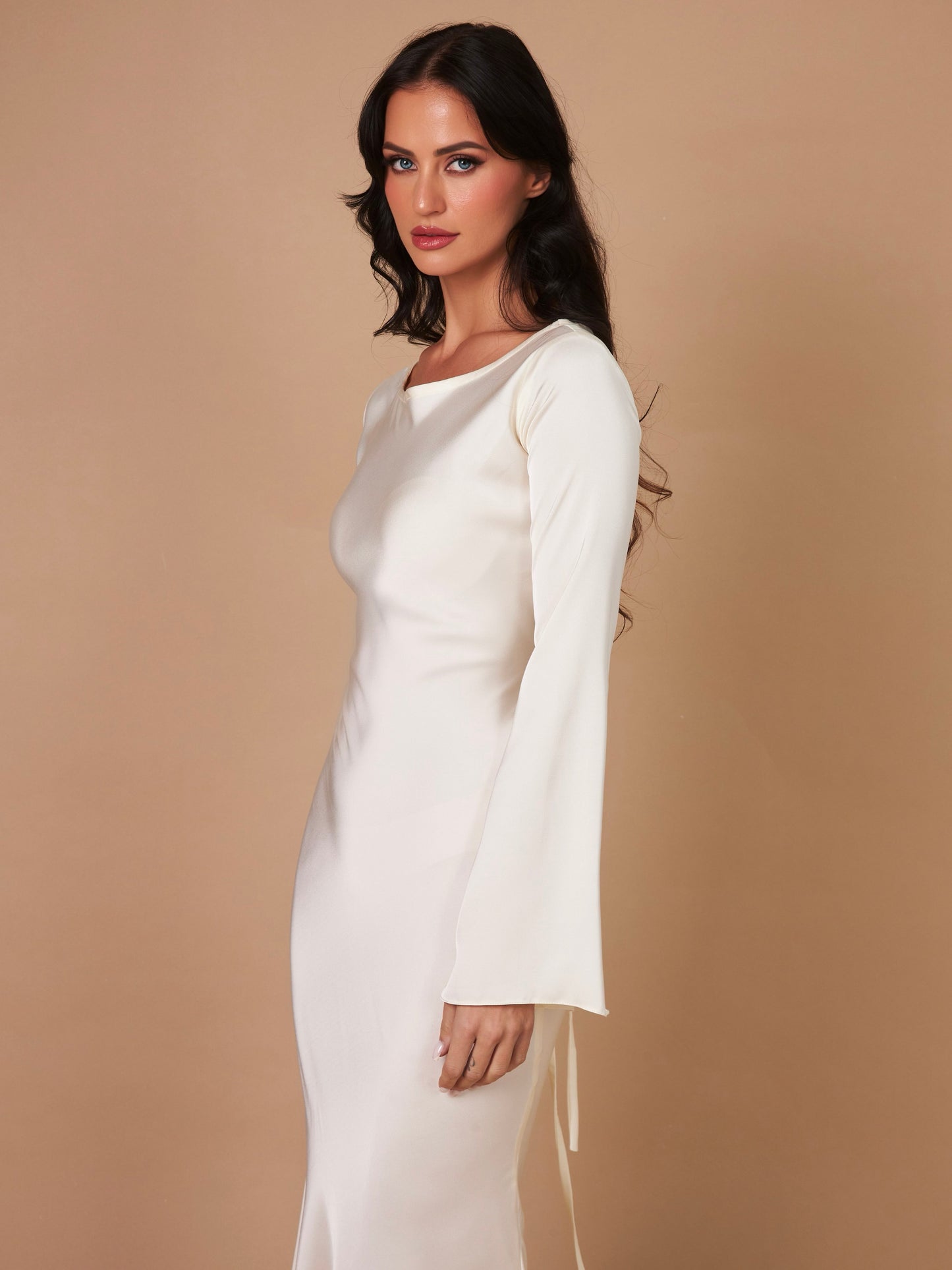 Langärmliges Maxikleid aus Satin – elegantes Kleid mit A-Linie