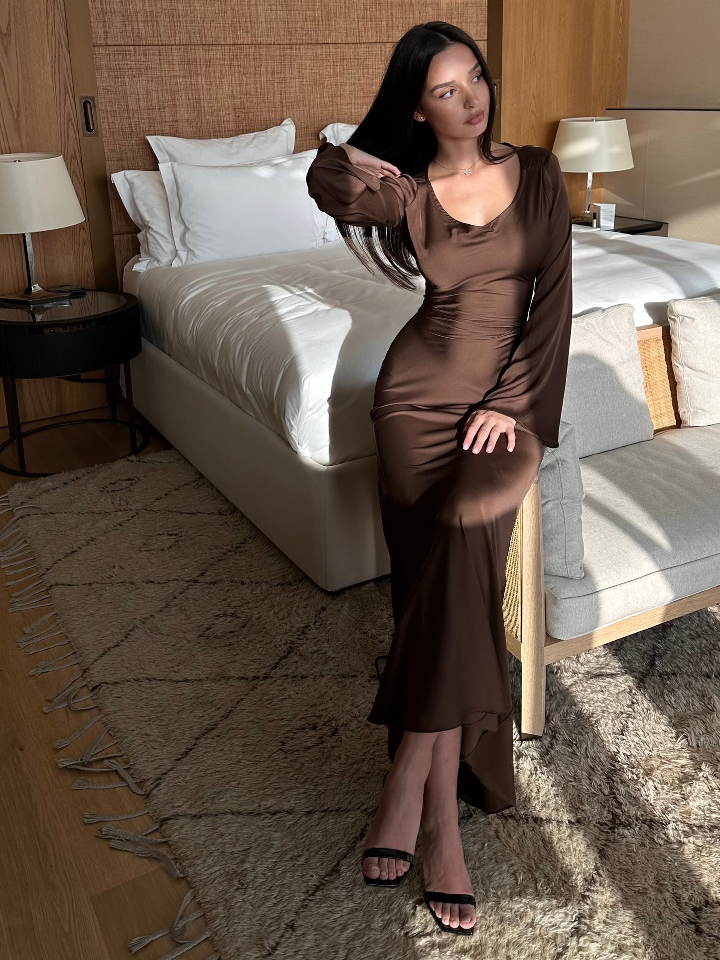 Langärmliges Maxikleid aus Satin – elegantes Kleid mit A-Linie