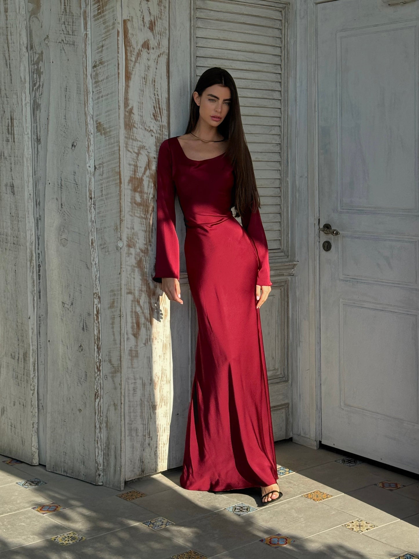 Langärmliges Maxikleid aus Satin – elegantes Kleid mit A-Linie