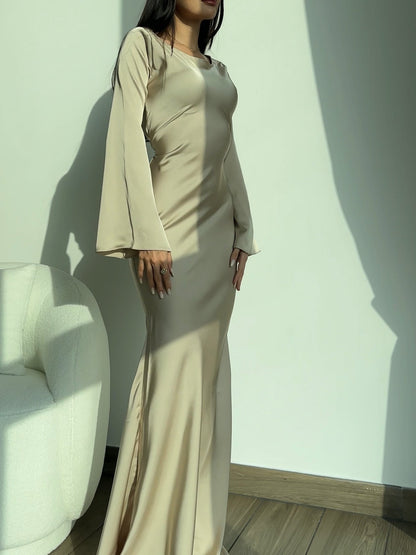 Langärmliges Maxikleid aus Satin – elegantes Kleid mit A-Linie