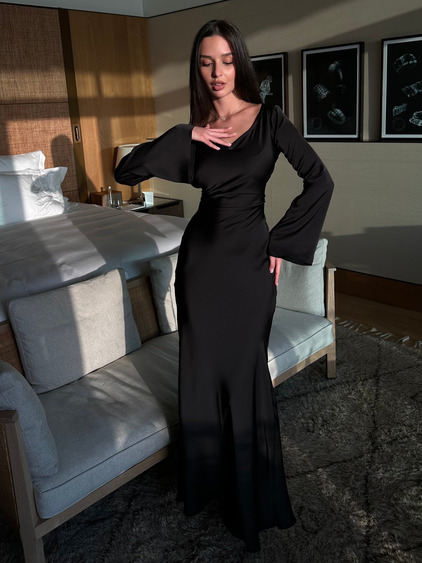Langärmliges Maxikleid aus Satin – elegantes Kleid mit A-Linie