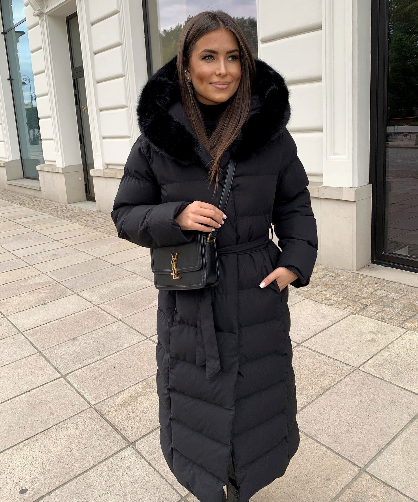 Langer Maxi-Steppmantel Damen mit Kunstpelz-Kapuze – Detailansicht