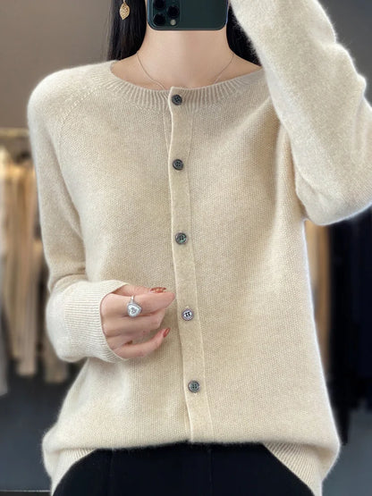 Strickjacke mit Knopfleiste und Rundhals – feiner Cardigan
