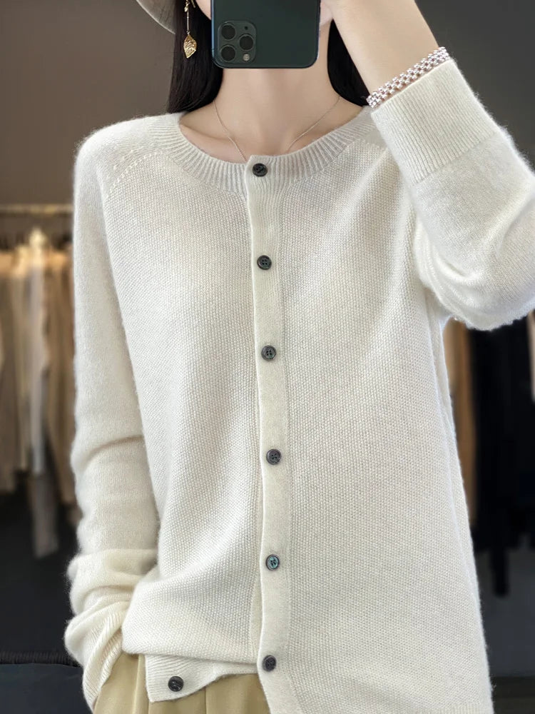 Strickjacke mit Knopfleiste und Rundhals – feiner Cardigan