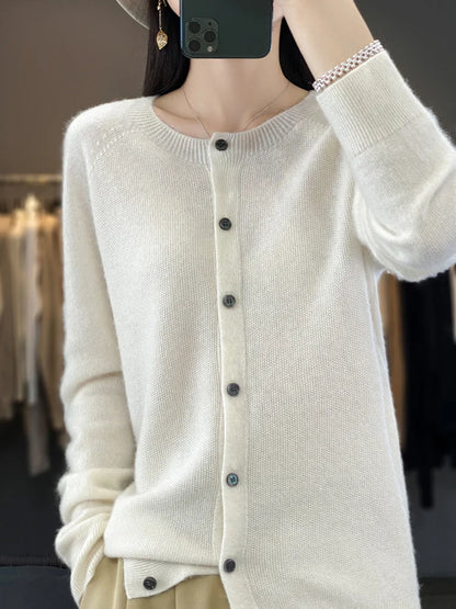 Strickjacke mit Knopfleiste und Rundhals – feiner Cardigan