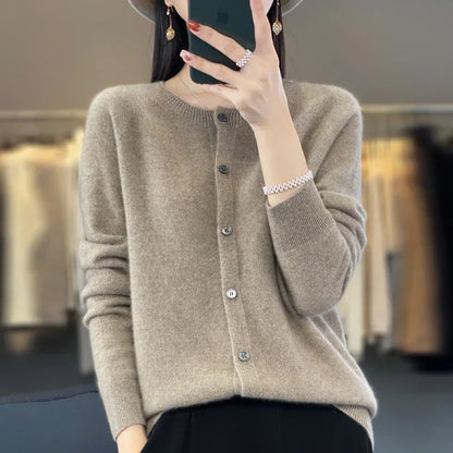 Strickjacke mit Knopfleiste und Rundhals – feiner Cardigan