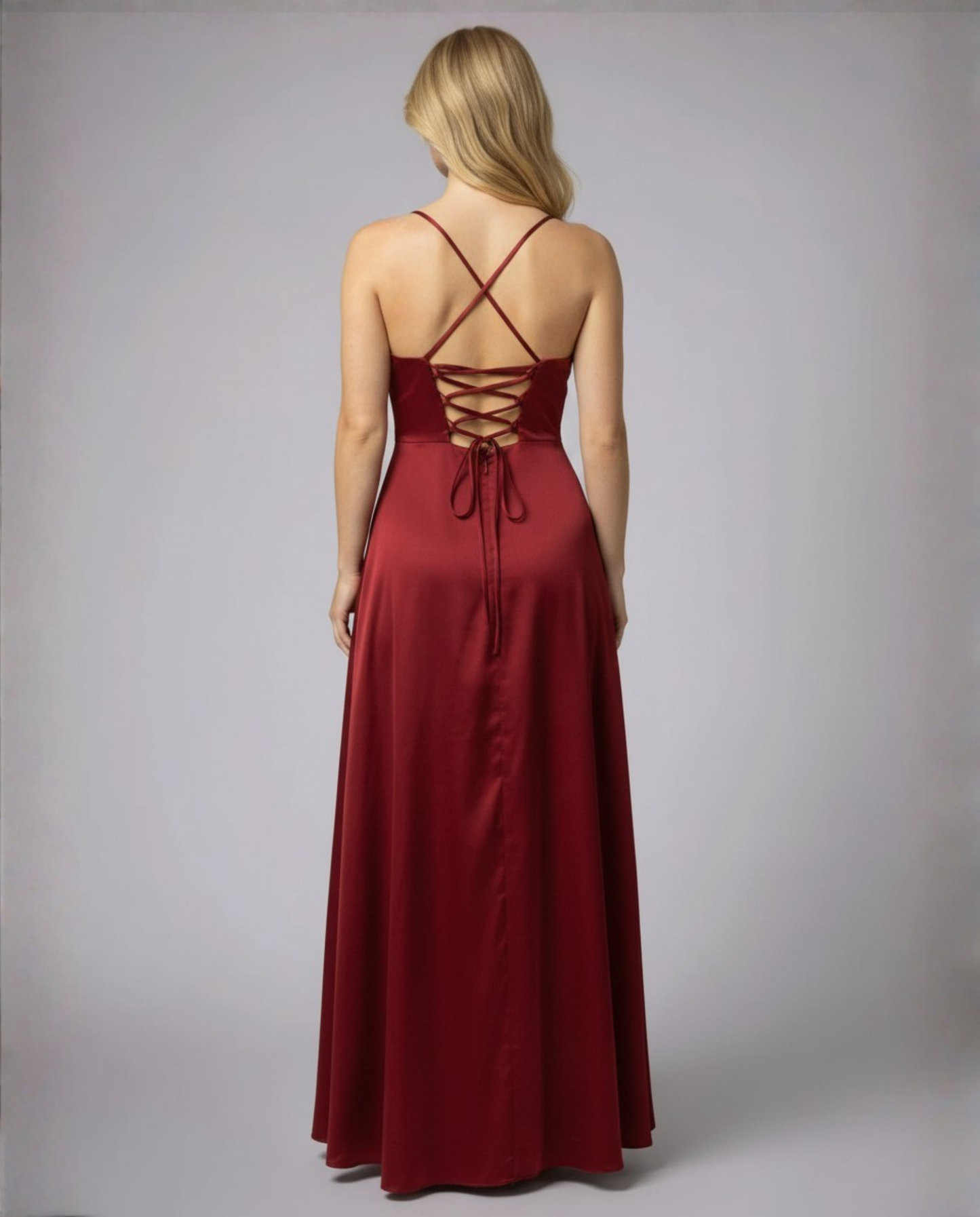 Elegantes Maxikleid mit drapiertem Ausschnitt und Beinschlitz