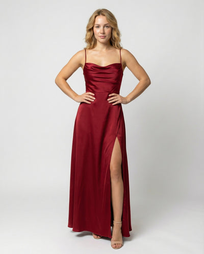 Elegantes Maxikleid mit drapiertem Ausschnitt und Beinschlitz
