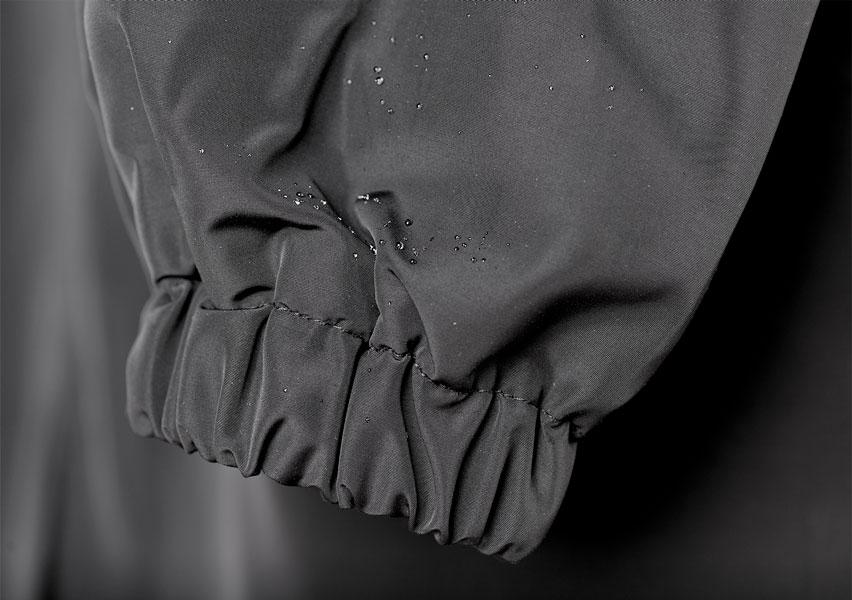 Regenmantel aus wasserabweisendem Stoff – Regenjacke mit großer Kapuze