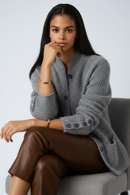 Woll-Strickjacke Damen aus Wolle mit Knopfleiste in Grau – Cardigan, Vorderansicht
