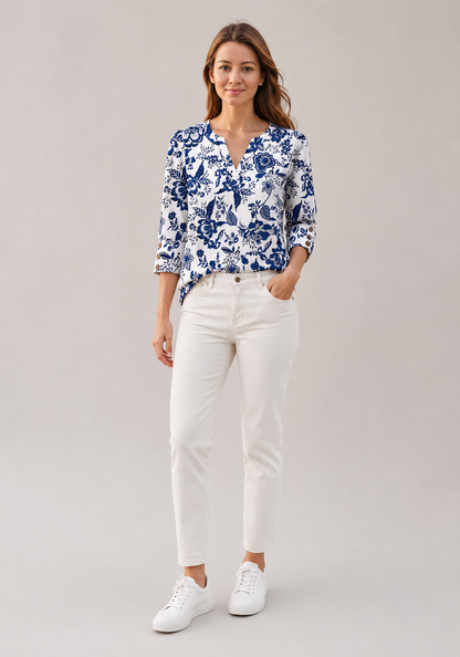 Elegante weiß-blaue Damen-Bluse mit floralem Muster, V-Ausschnitt und dekorativen Knopf-Details