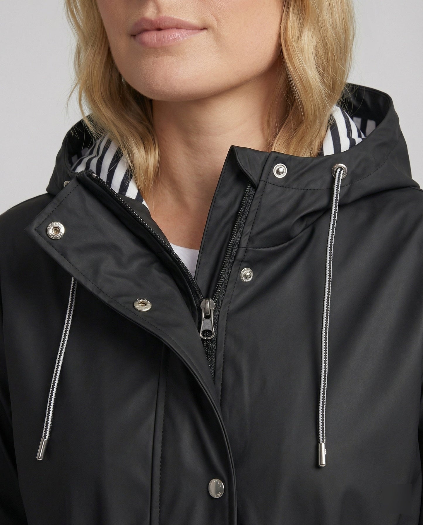 Wasserabweisende Jacke mit Kapuze aus Polyamid – leichte Übergangsjacke
