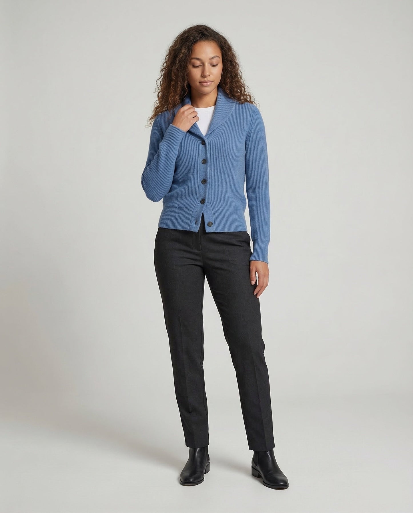 Strickjacke Damen aus Baumwolle mit Reverskragen – Cardigan, Ganzkörperansicht