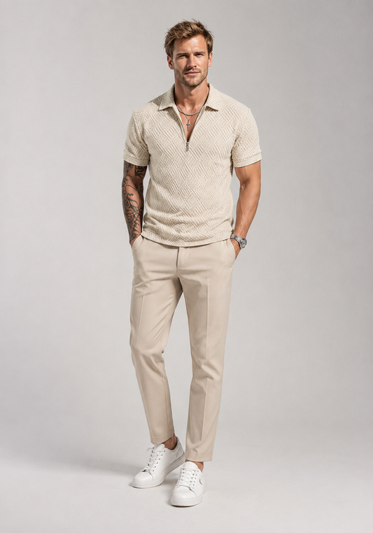 Modernes beiges Herren-Poloshirt mit geometrischem Strukturmuster und praktischem Reißverschluss