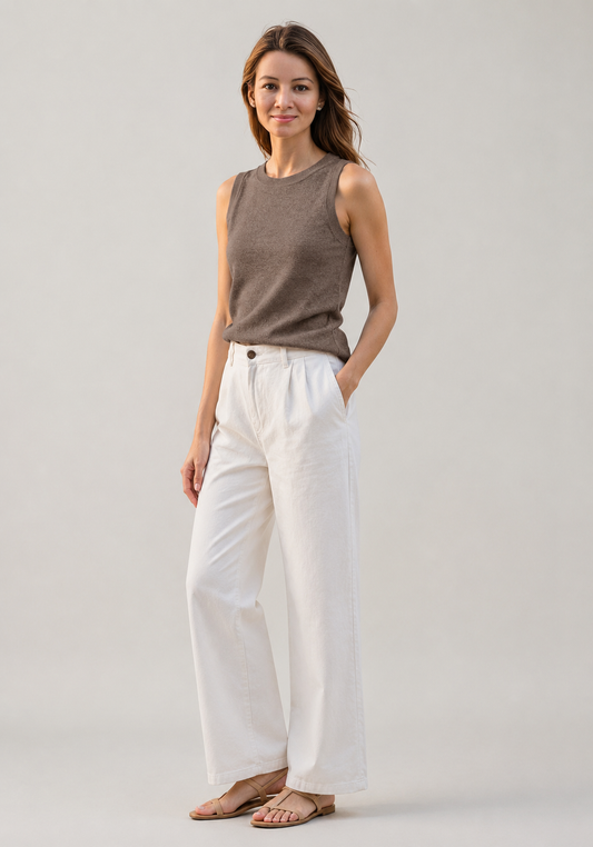 Elegantes braunes Damen-Stricktop ohne Ärmel mit klassischem Rundhalsausschnitt und feiner Textur