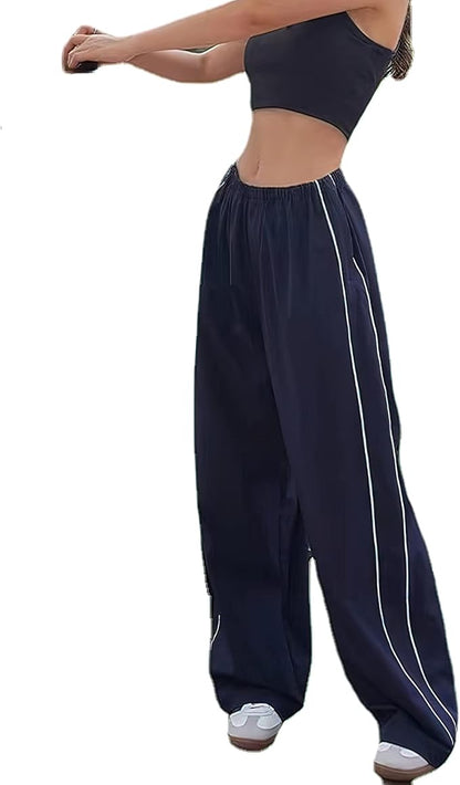 Lässige Sporthose mit weitem Bein och stilvollen weißen Kontraststreifen