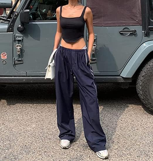 Lässige Sporthose mit weitem Bein och stilvollen weißen Kontraststreifen