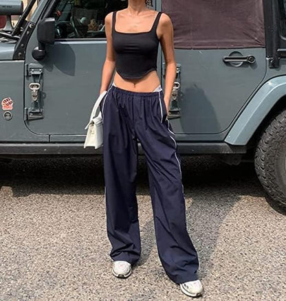Lässige Sporthose mit weitem Bein och stilvollen weißen Kontraststreifen