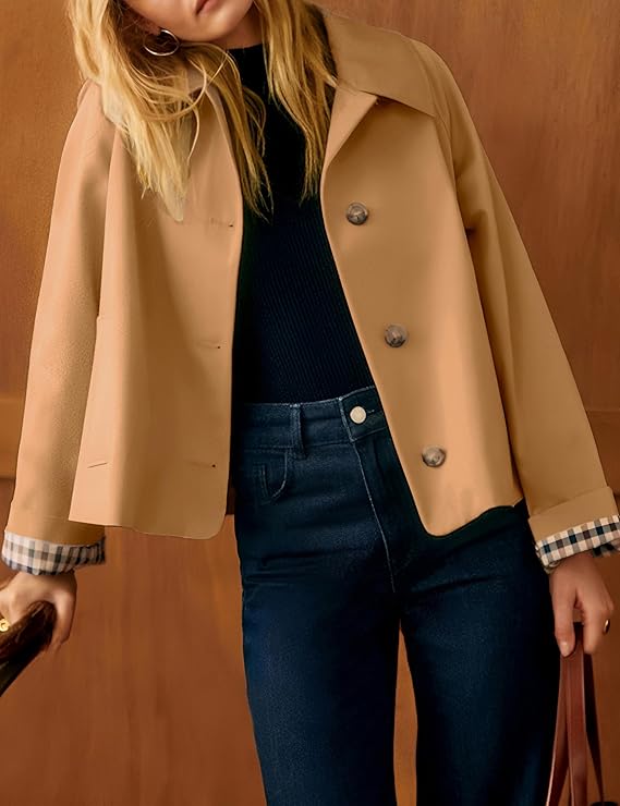 Stilvolle Kurzjacke mit klassischer Knopfleiste und dezentem Karo-Innenfutter