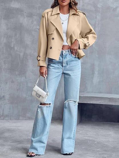Klassische Kurzjacke im Trenchcoat-Stil mit eleganter Doppelknopfreihe und Schulterriegeln