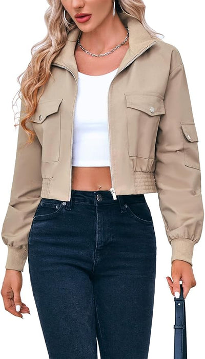 Moderne Kurzjacke mit Reißverschluss, Stehkragen und praktischen aufgesetzten Taschen
