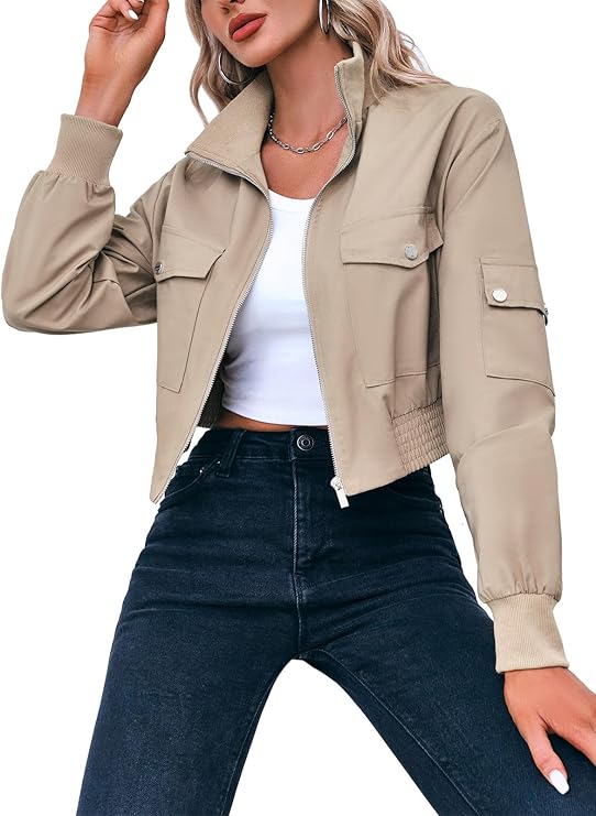 Moderne Kurzjacke mit Reißverschluss, Stehkragen und praktischen aufgesetzten Taschen