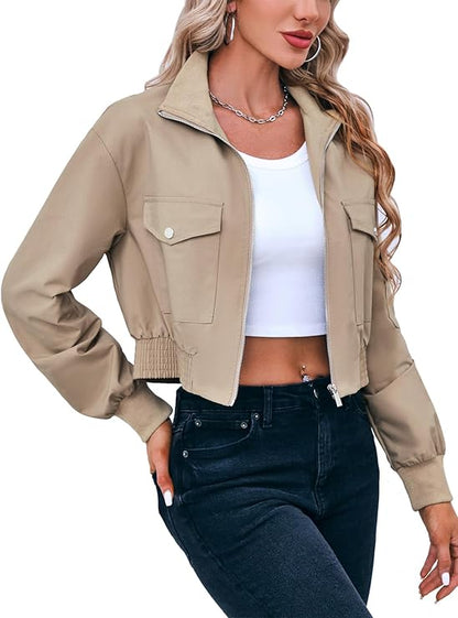 Moderne Kurzjacke mit Reißverschluss, Stehkragen und praktischen aufgesetzten Taschen