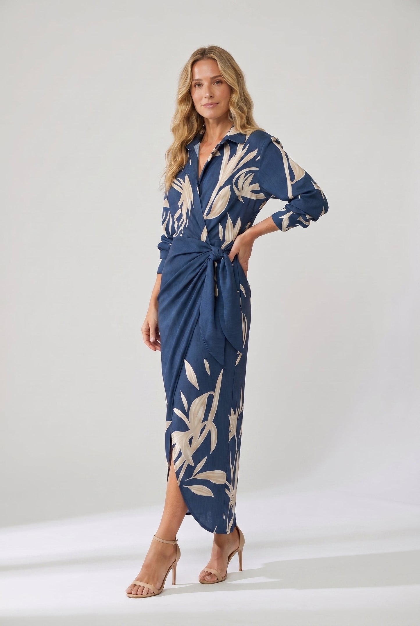 Wickelkleid mit Blätter-Print – Maxikleid mit V-Ausschnitt und langen Ärmeln