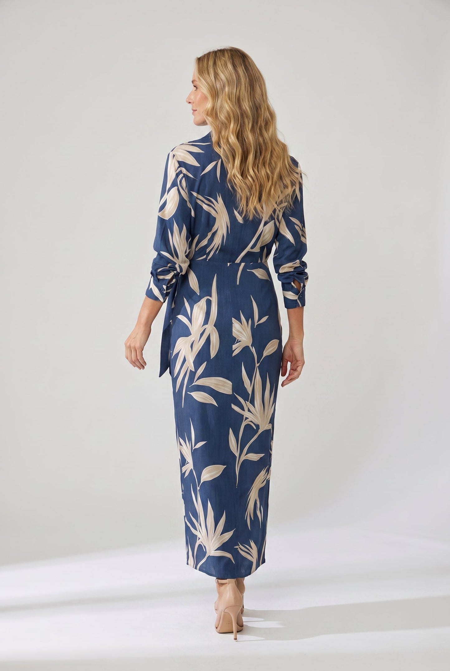 Wickelkleid mit Blätter-Print – Maxikleid mit V-Ausschnitt und langen Ärmeln