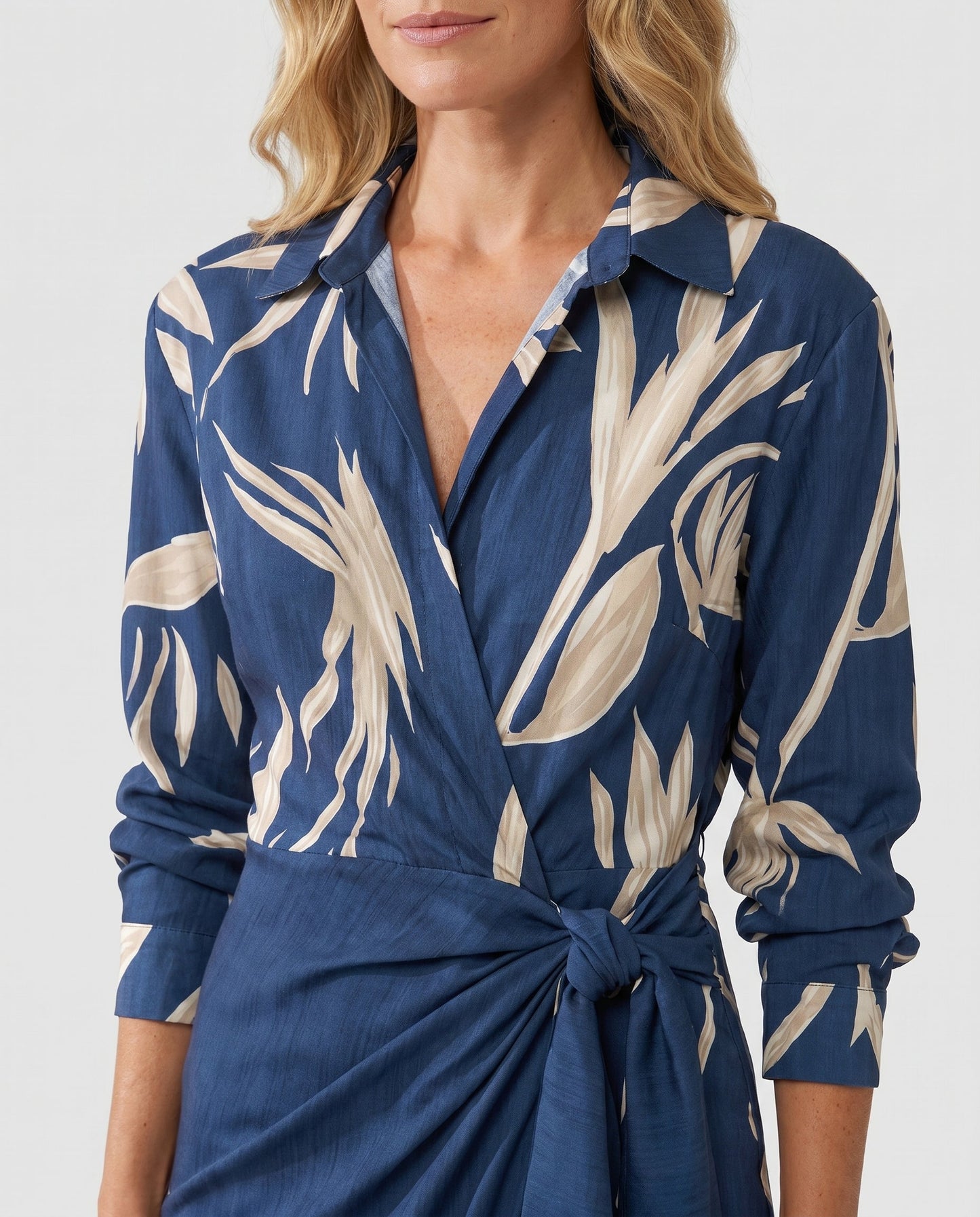 Wickelkleid mit Blätter-Print – Maxikleid mit V-Ausschnitt und langen Ärmeln